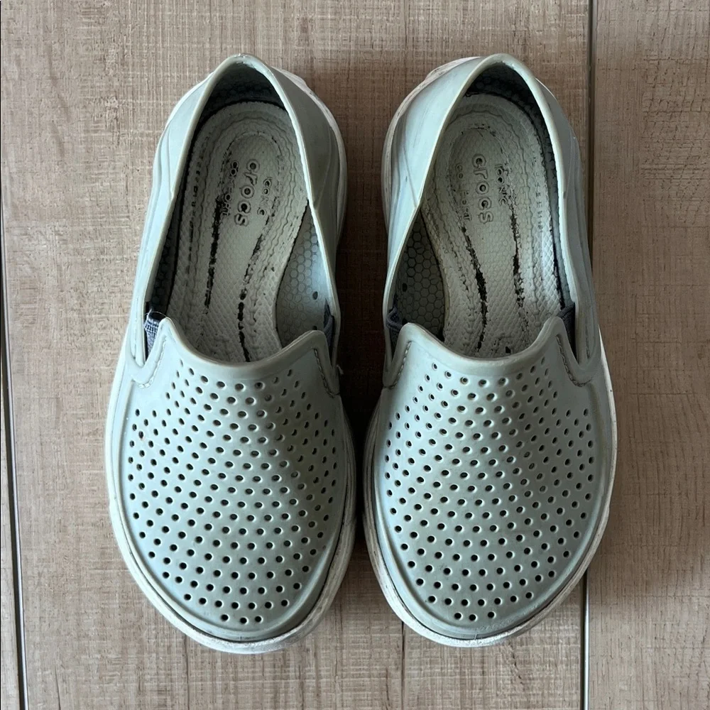 Crocs Comfort in Light Gray/Green
